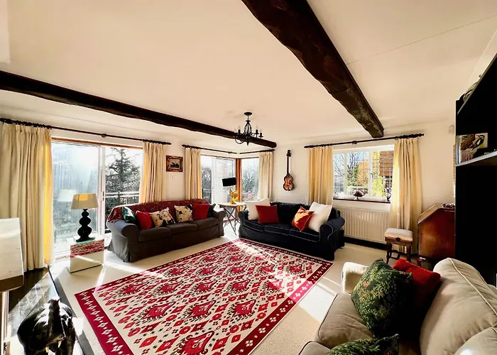 Hilltop Walkers Paradise With A View, Sleeps 10