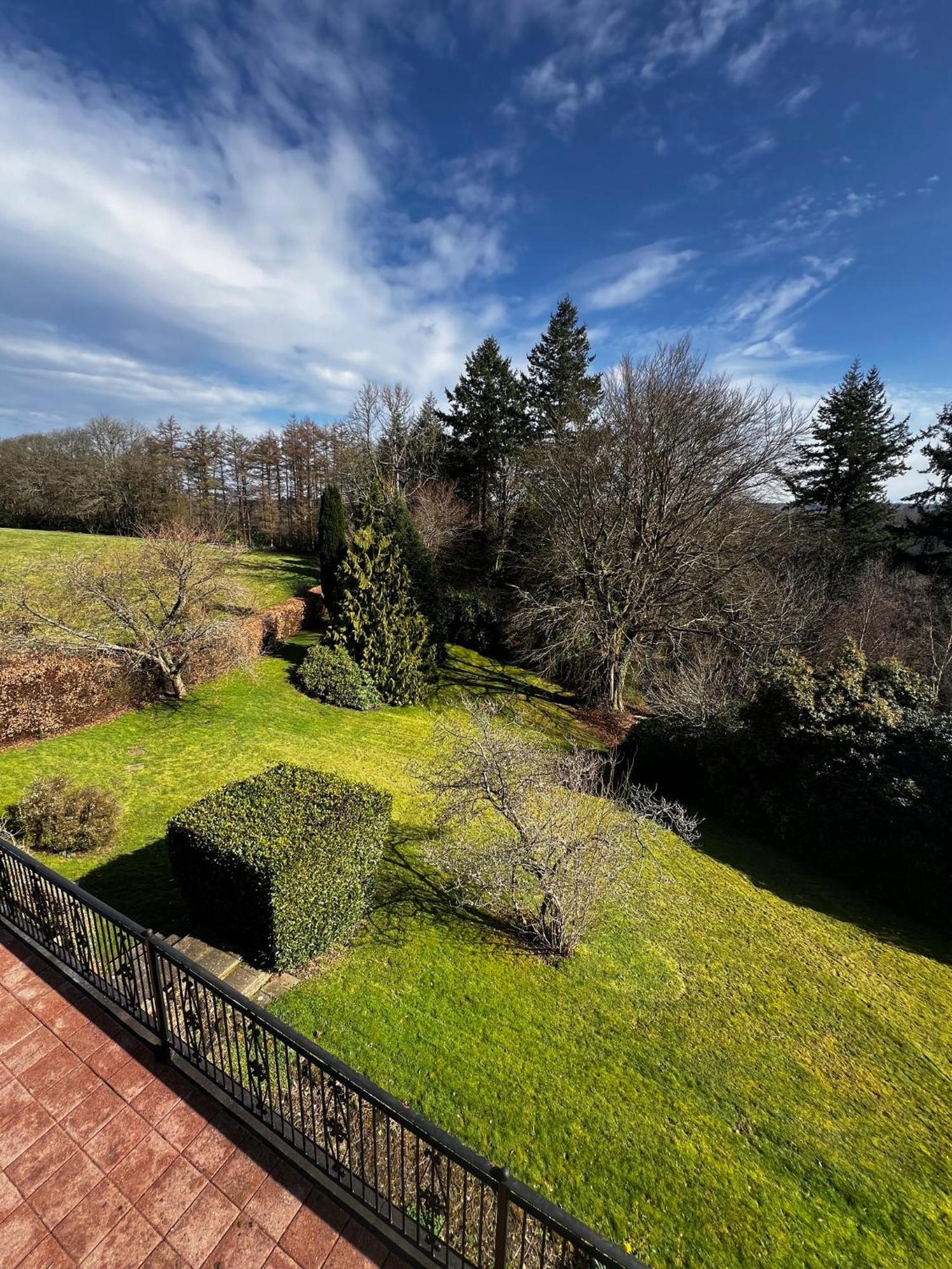 Hilltop Walkers Paradise With A View, Sleeps 10
