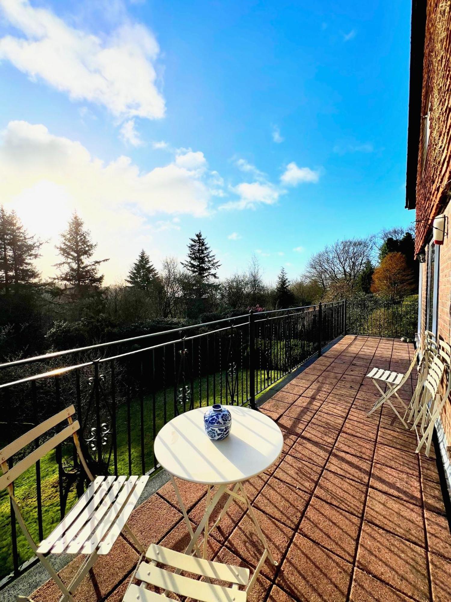 Hilltop Walkers Paradise With A View, Sleeps 10 * Fernhurst
