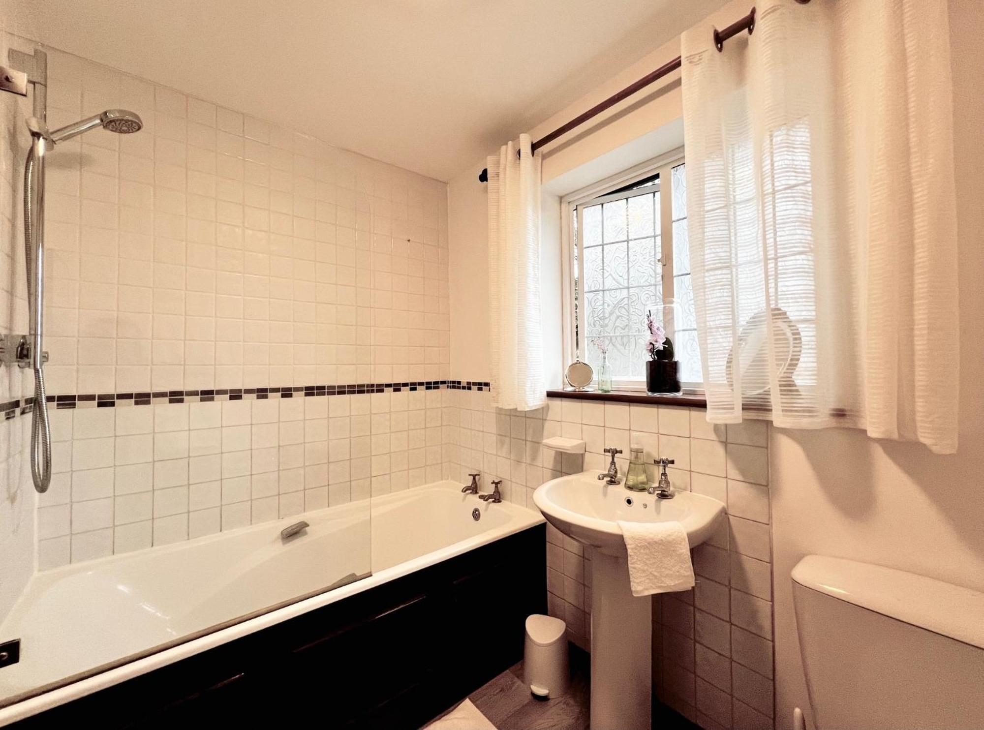Hilltop Walkers Paradise With A View, Sleeps 10 *