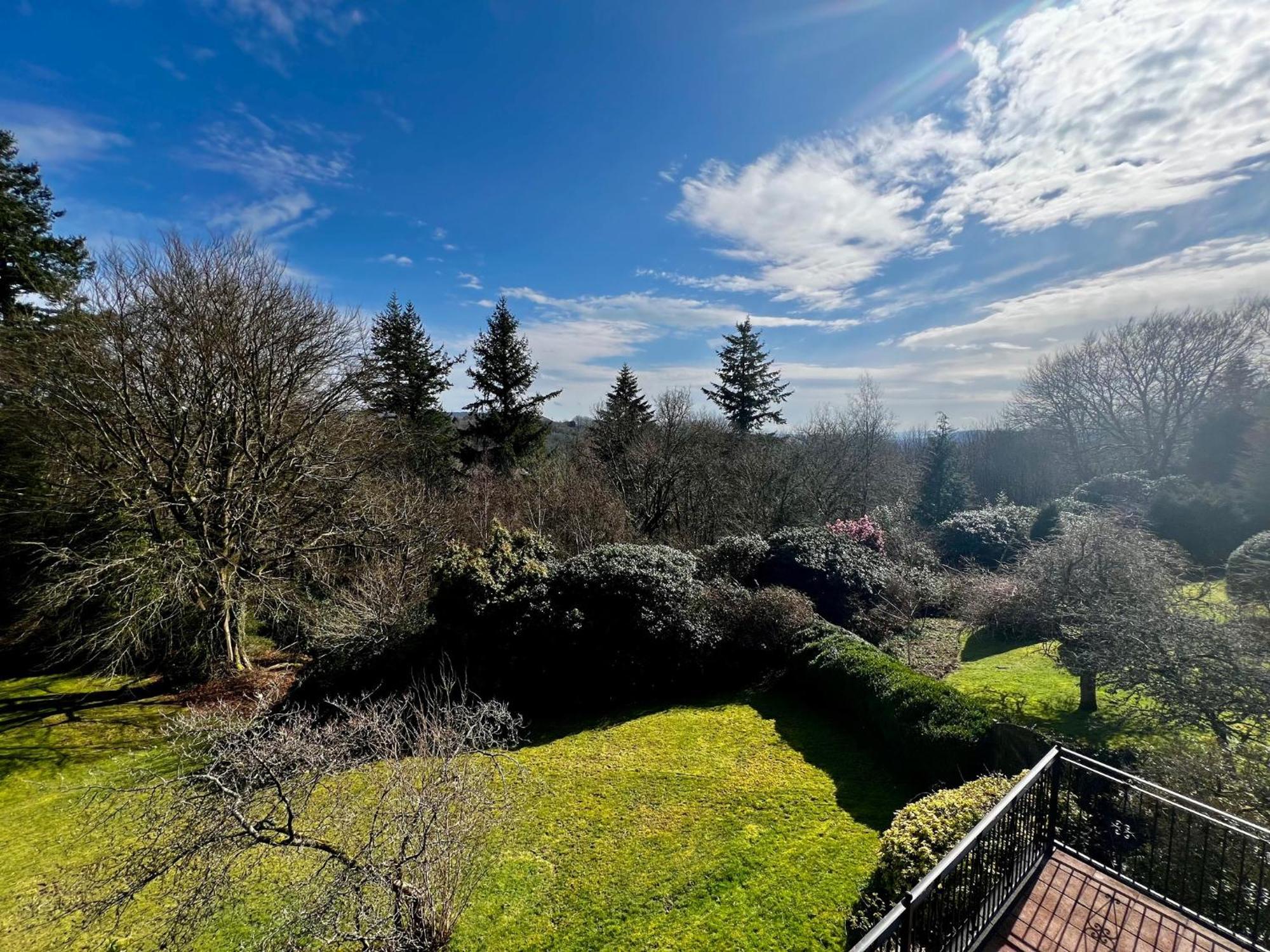 Hilltop Walkers Paradise With A View, Sleeps 10 Holiday home Fernhurst