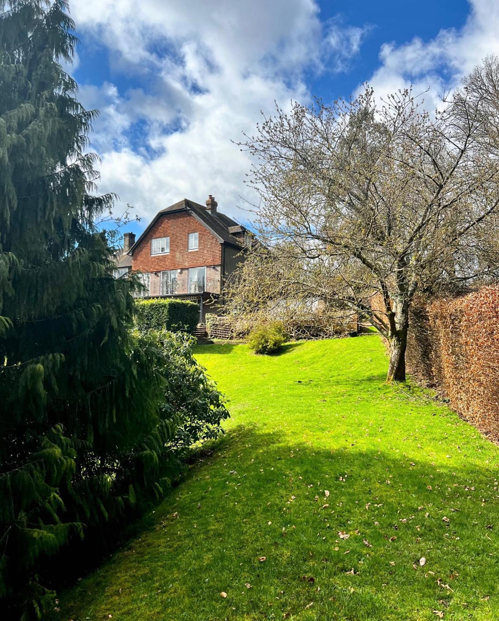 Hilltop Walkers Paradise With A View, Sleeps 10 Fernhurst